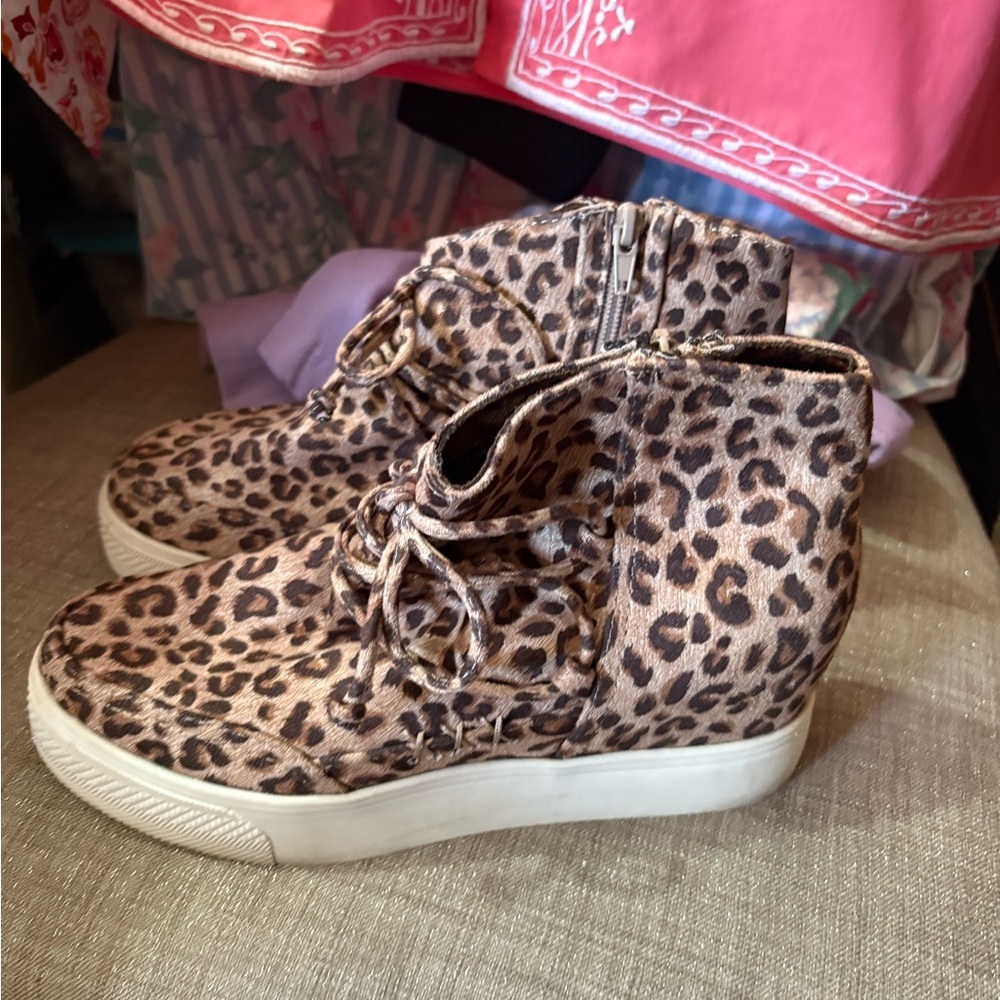 Leopard Print High-Top‎ Sneakers